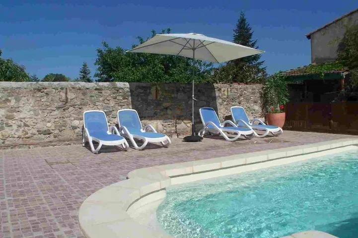 Alojamiento y desayuno para 2 personas, con vistas y piscina además de terraza y jardín - 1