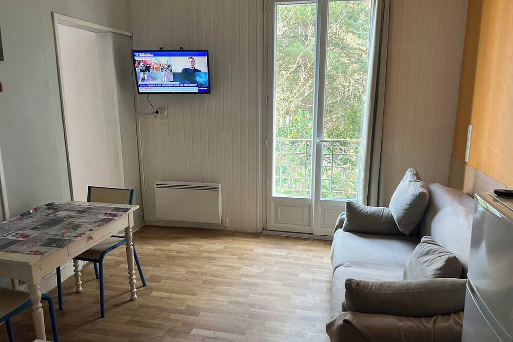 Entire apartment, Homerez - Apartment in Néris-les-Bains in Néris-les-Bains, Montluçon region