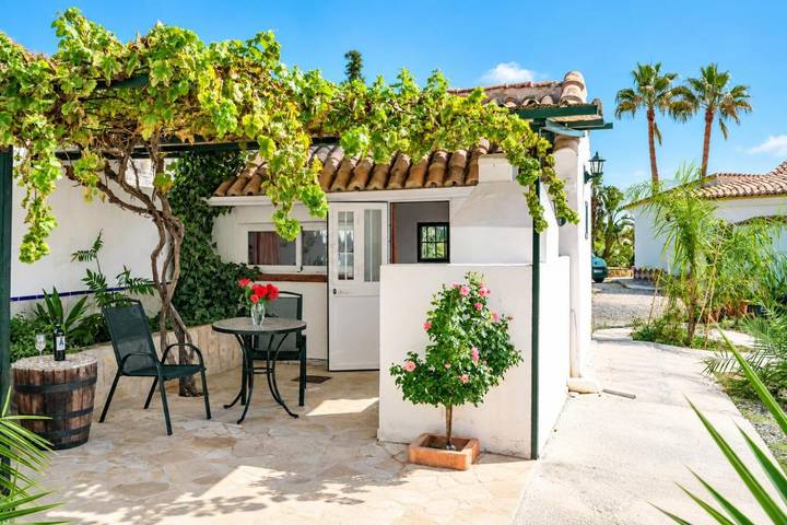 Apartamento para 2 personas, con Terraza y Jardín además de Piscina y Vistas en Alozaina