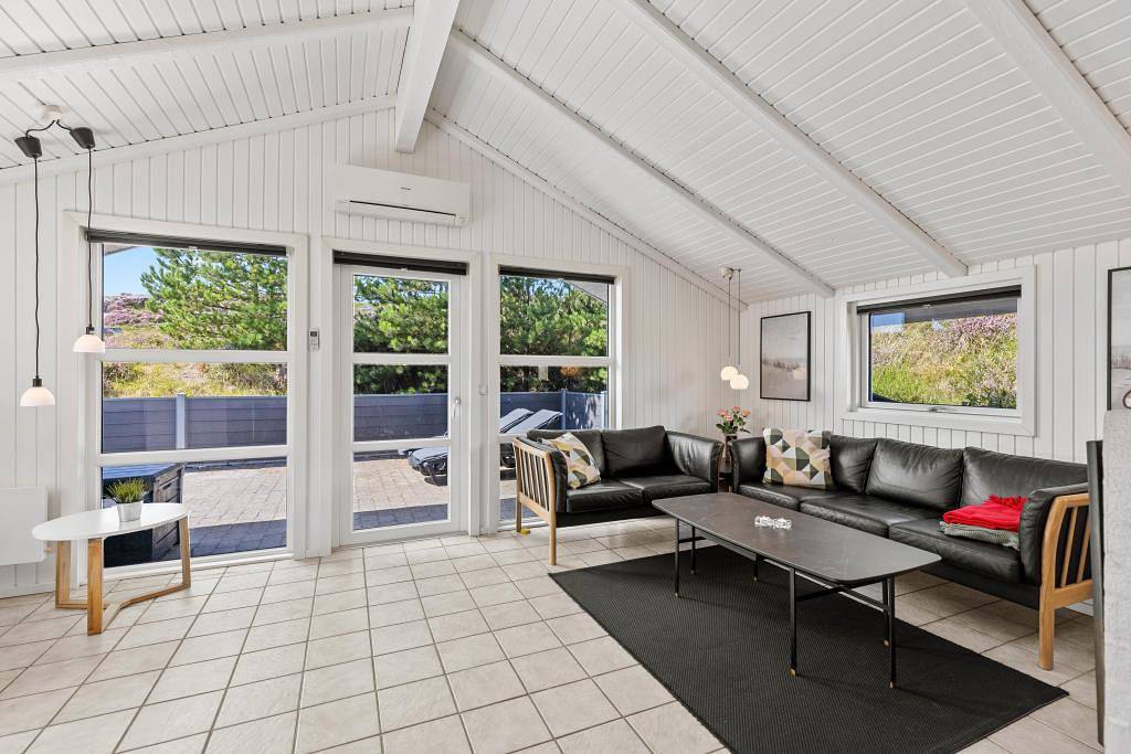 Family-friendly holiday home with sauna and hot tub in Henne, Lake Filsø
