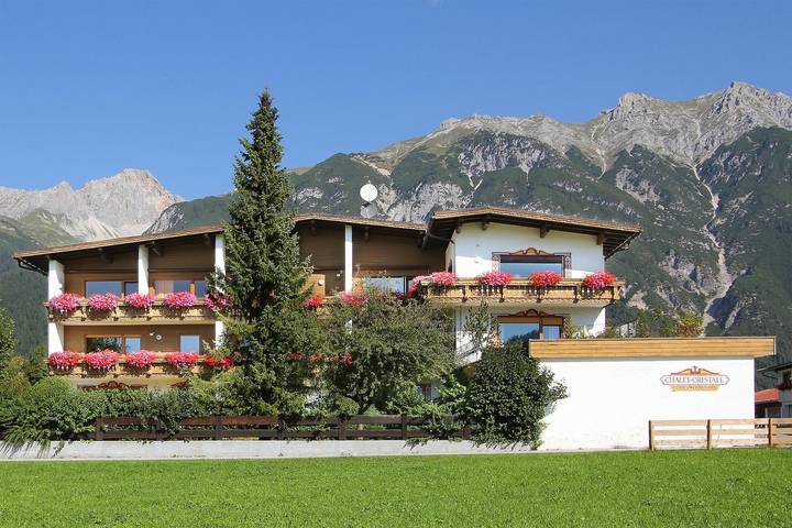Hütte für 2 Personen, mit Balkon und Terrasse sowie Garten und Pool in Leutasch