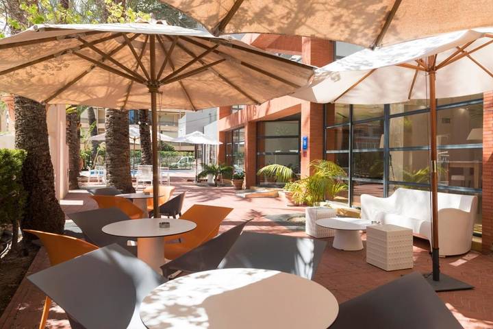 Hôtel pour 2 personnes, avec piscine ainsi que jardin et bassin pour enfant