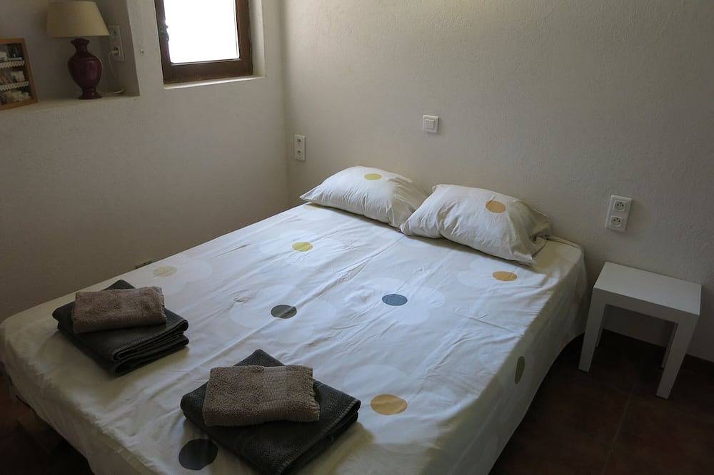 Totally private 8 adults plus 2 children luxe villa with heated swimming pool in Régusse, Región Brignoles