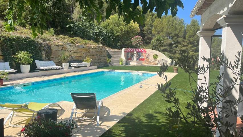 Appartement de vacances pour 5 personnes, avec piscine et terrasse ainsi que jardin et jacuzzi, animaux acceptés