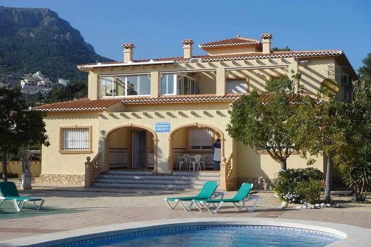 Bungalow pour 5 personnes, avec balcon ainsi que piscine et jardin à Calpe