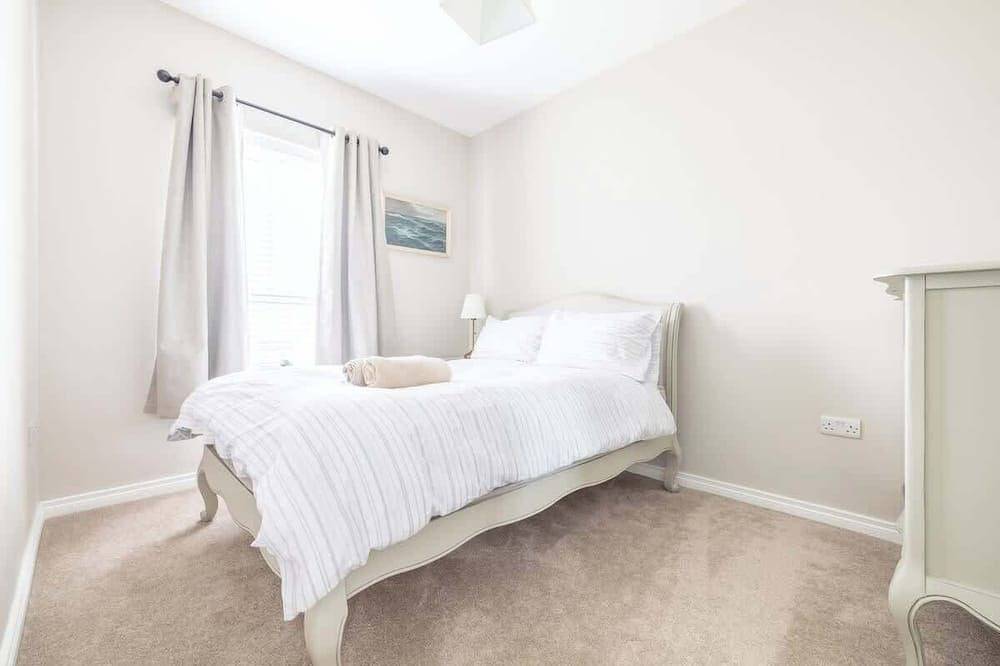 Spacious 4Br (Contractors Welcome-Parking-Wifi) in Strangford Lough