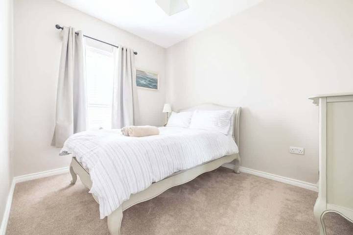 Spacious 4Br (Contractors Welcome-Parking-WIFI) in Strangford Lough