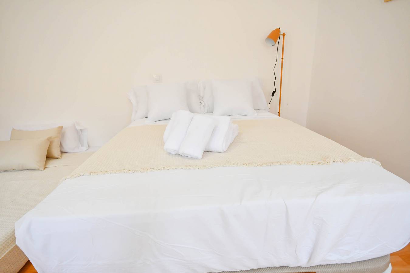 Estudio entero, M (Mlu422) Tetuan "La Latina" in Tetuán (desambiguación), Madrid