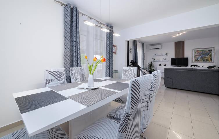 Amplio apartamento de 2 dormitorios con piscina cerca de Labin y de los servicios locales in Labin City, Labin