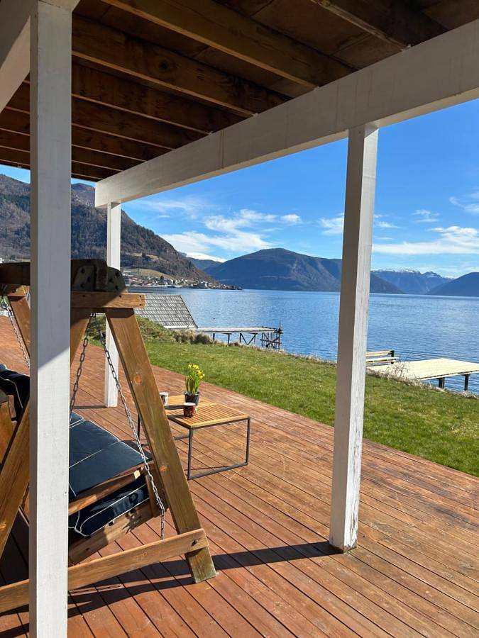 Ferienwohnung für 6 Personen, mit Ausblick und Garten sowie Terrasse in Leikanger