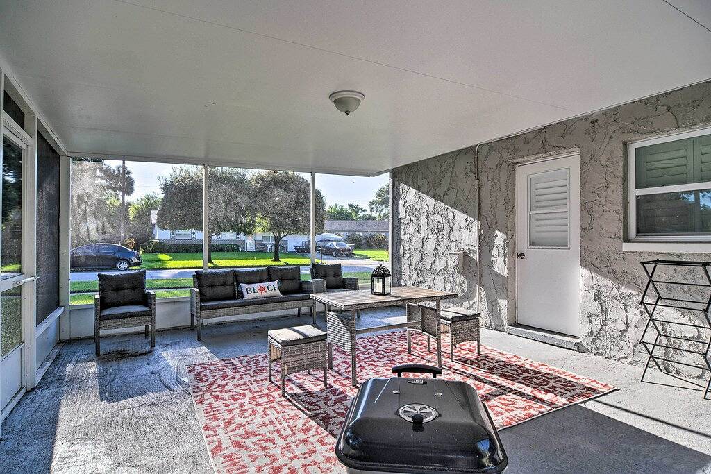 Beach-Style Getaway w/ Lanai ~ 4 Mi to Beaches! in Largo, Pinellas County