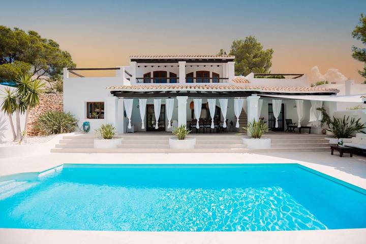 Location de vacances pour 12 personnes, avec piscine et jardin ainsi que sauna et vue, animaux acceptés à Roca Llisa - 2