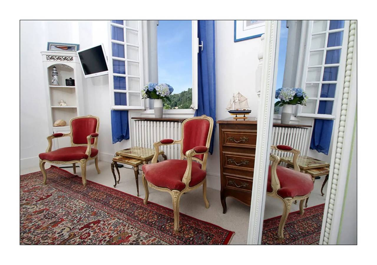 Entire studio, Studio “Mediterranean” with Mountain View, Shared Pool, and Wi-Fi in Vals-les-Bains, Parc naturel régional des Monts d'Ardèche