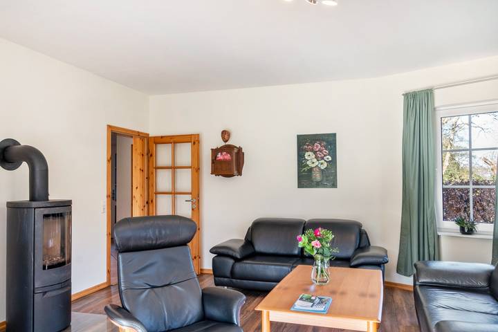 Holiday Home 'Friesenwald' with Private Terrace, Shared Garden, and Wi-Fi in Zetel, Southern North Sea Coast
