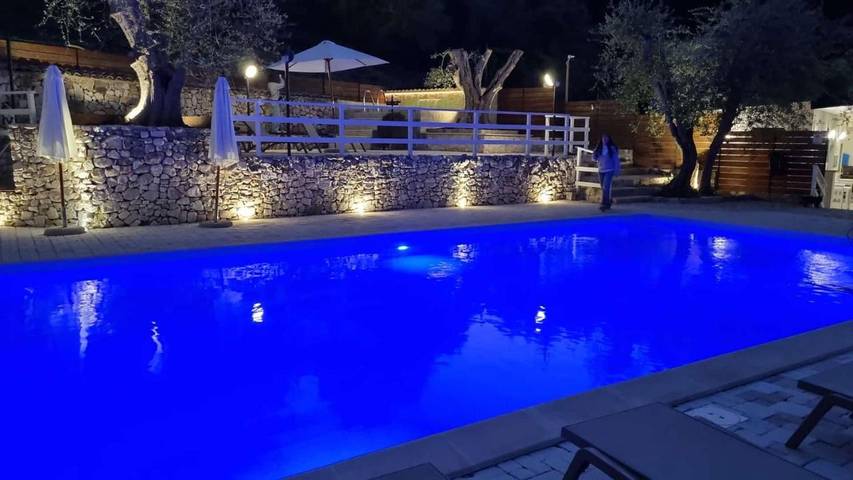 Bungalow per 2 persone, con Idromassaggio e Terrazza nonché Giardino e Piscina in Rodi Garganico
