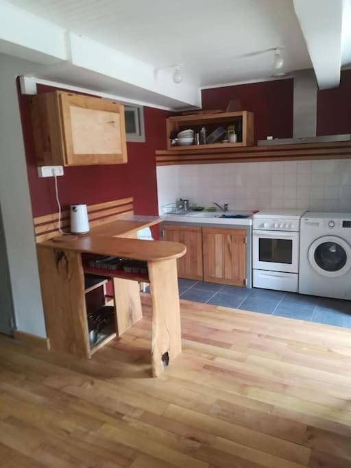 Appartement entier, One-Bedroom Apartment in Vals-les-Bains, Parc naturel régional des Monts d'Ardèche