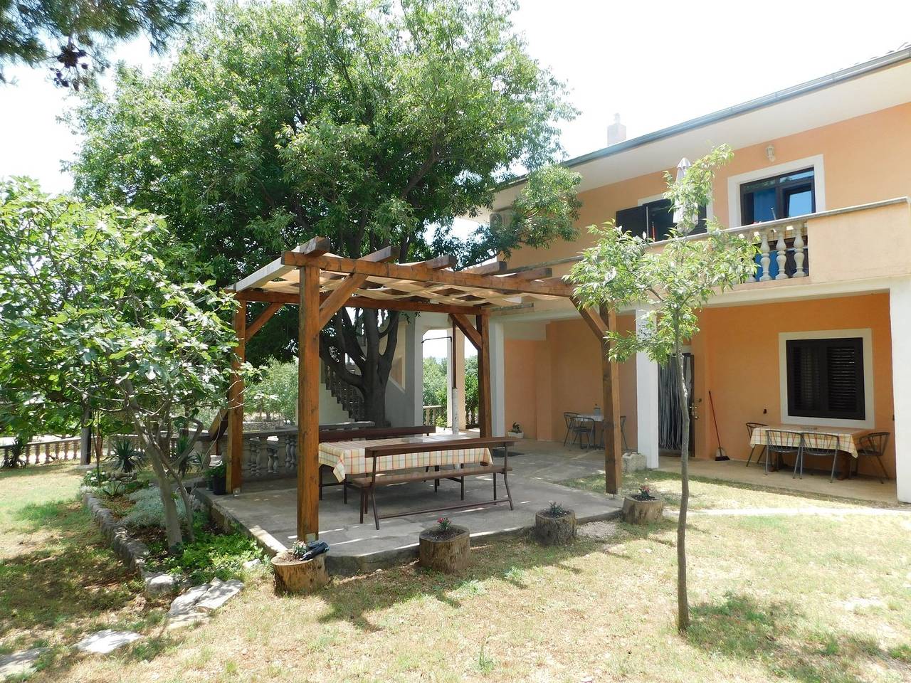Ganze Wohnung, 2-Zimmer-Ferienwohnung mit Terrasse und Meerblick Seline, Paklenica A-17955-c in Starigrad, Zadar