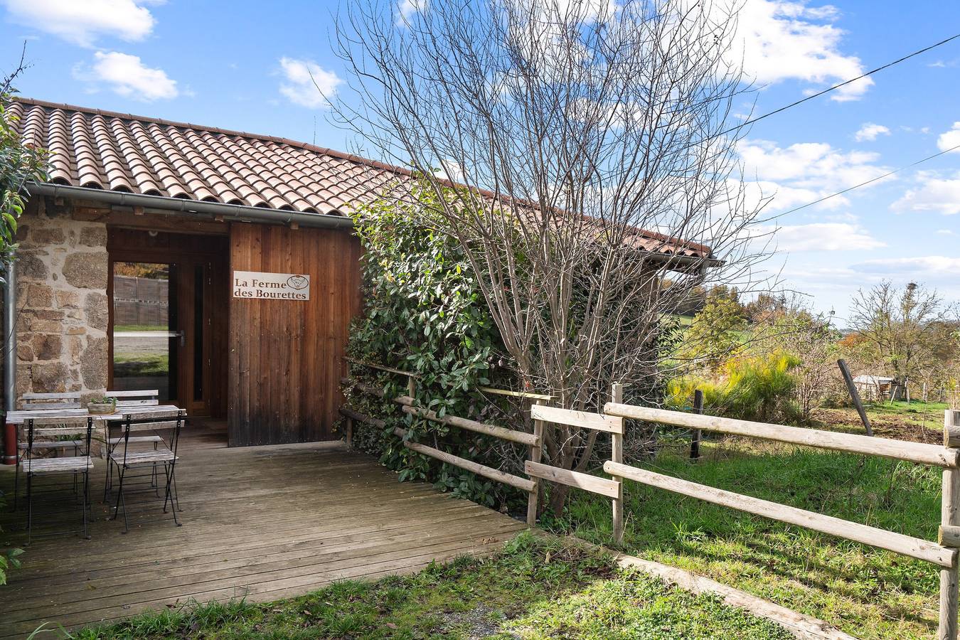 Casa de campo 'Gîte De La Ferme Des Bourettes' com terraço partilhado, jardim partilhado e Wi-Fi in Haute-Rivoire, Rio Ródano