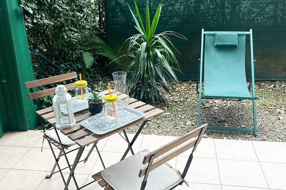 Entire apartment, Charming 1-Br Apt in Quiet Area, 20 mins Walk to Center, Parking, Wifi, Pet-Friendly, Terrace in Cambo-les-Bains, Bayonne region