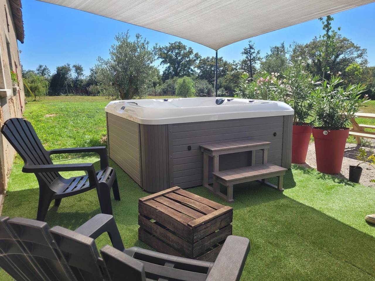 Gîte rénové avec piscine couverte chauffée, spa, climatisation et équipements Pmr à Couzon in Couzon, Allier