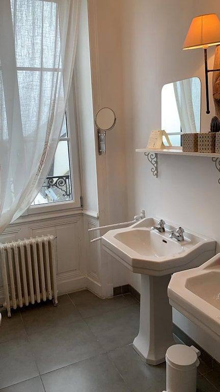 Le 14 St Michel - Chambre double confort + douche in Josselin, Région de Pontivy