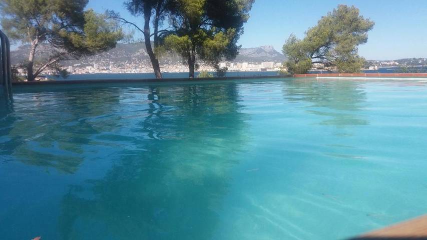 Chambre d’hôte pour 2 personnes, avec Terrasse et Jardin ainsi que Piscine et Vue à La Seyne-sur-Mer
