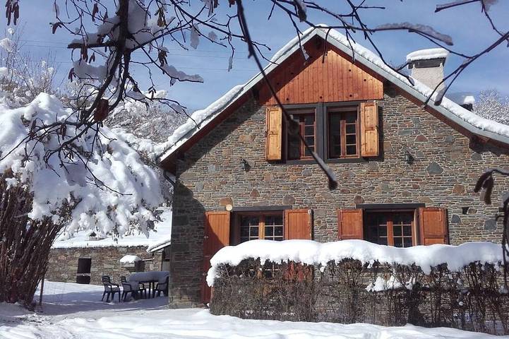 Gîte pour 10 personnes, avec jacuzzi ainsi que terrasse et jardin, animaux acceptés à Benque-Dessous-et-Dessus