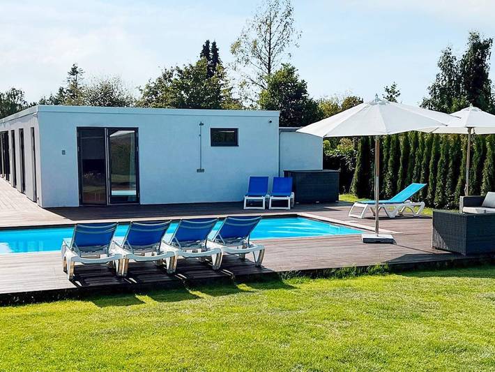 Feriehus for 6 personer, med terrasse og badebasseng i tillegg til hage, barnevennlig i Hornbæk