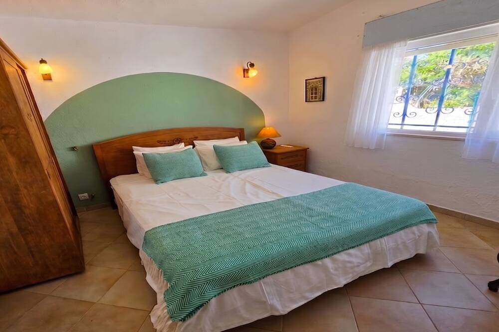 Villa dame de Salema with magnificent ocean view and heated pool in Salema, Naturpark Südwest-Alentejo und Costa Vicentina