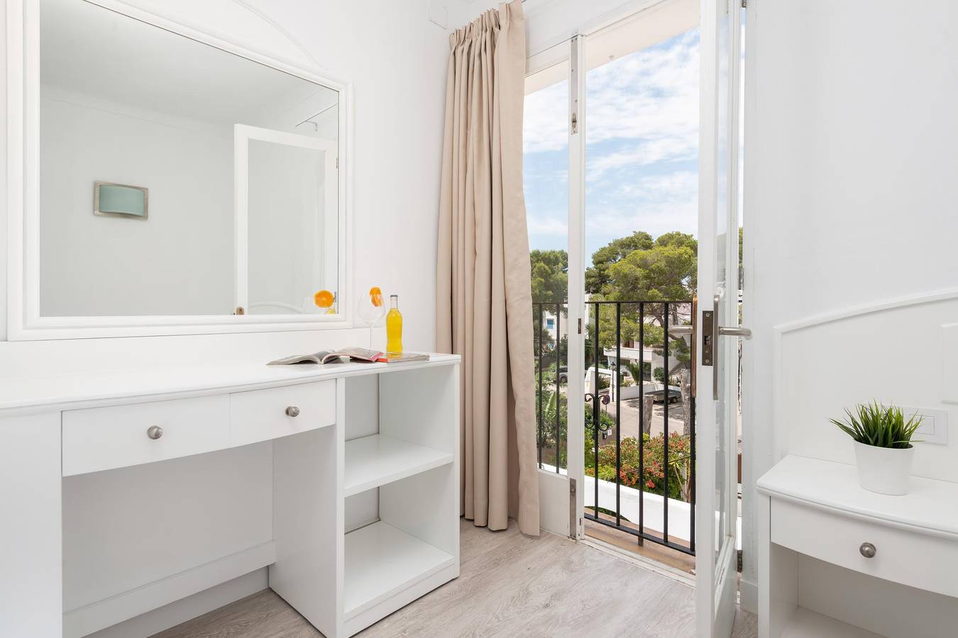Hostal Talamanca Hab. Individual - Modern hostel recently refurbished very close to the beach. Free Wifi in Cala d'Or, Santanyí
