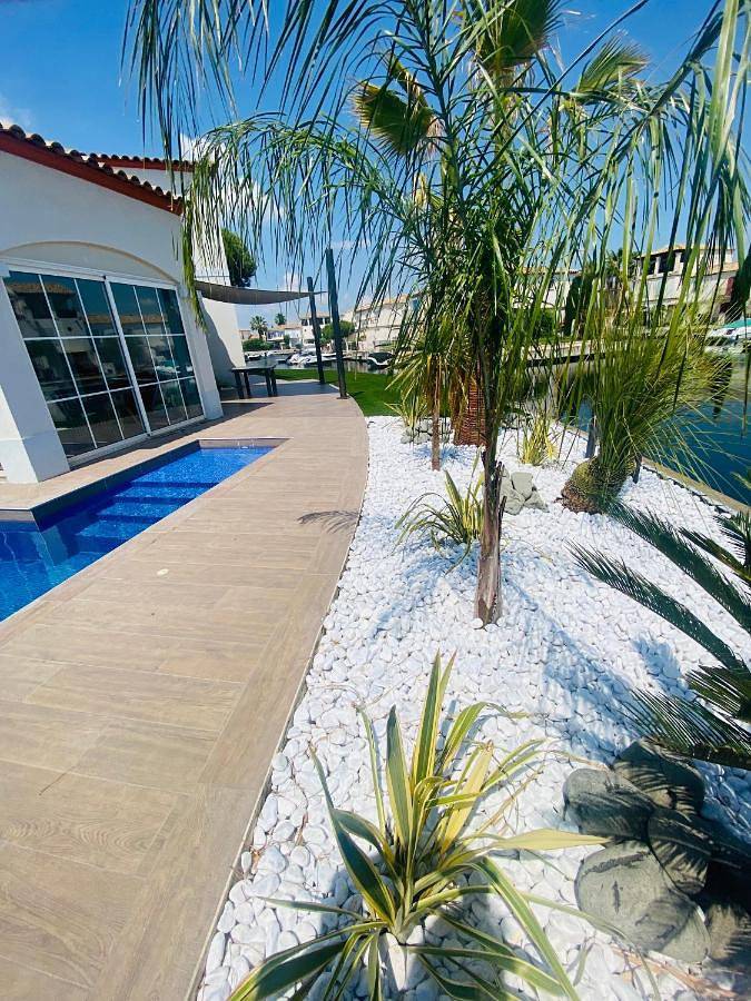 Villa pour 6 personnes, avec Balcon et Terrasse ainsi que Jardin et Piscine à Aigues-Mortes