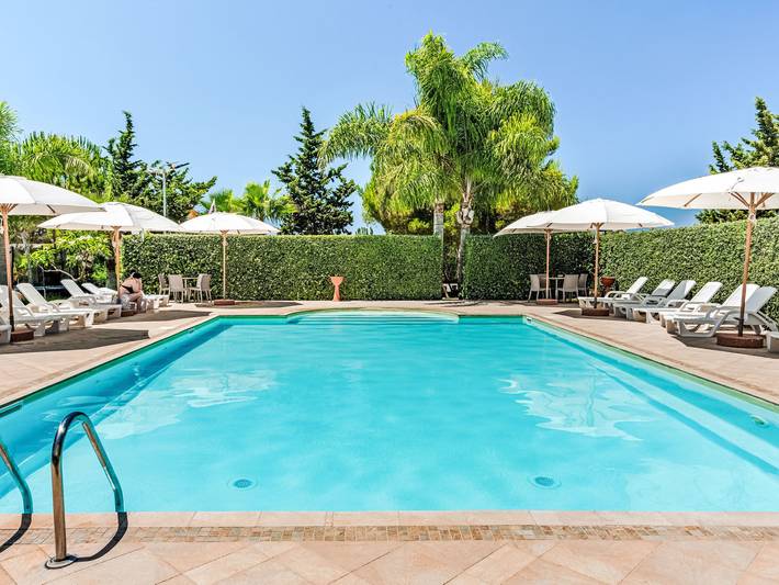Agriturismo per 4 persone, con Terrazza e Giardino nonché Piscina a Marsala