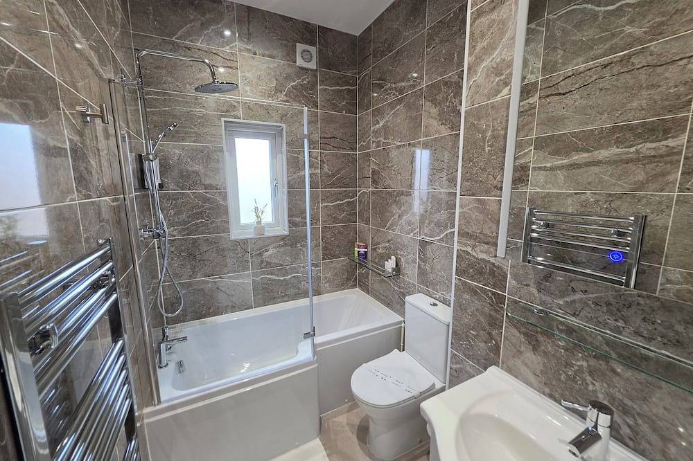 Newly Refurbished Suburban Luxe By Luxe Sleep in Stockport, Greater Manchester