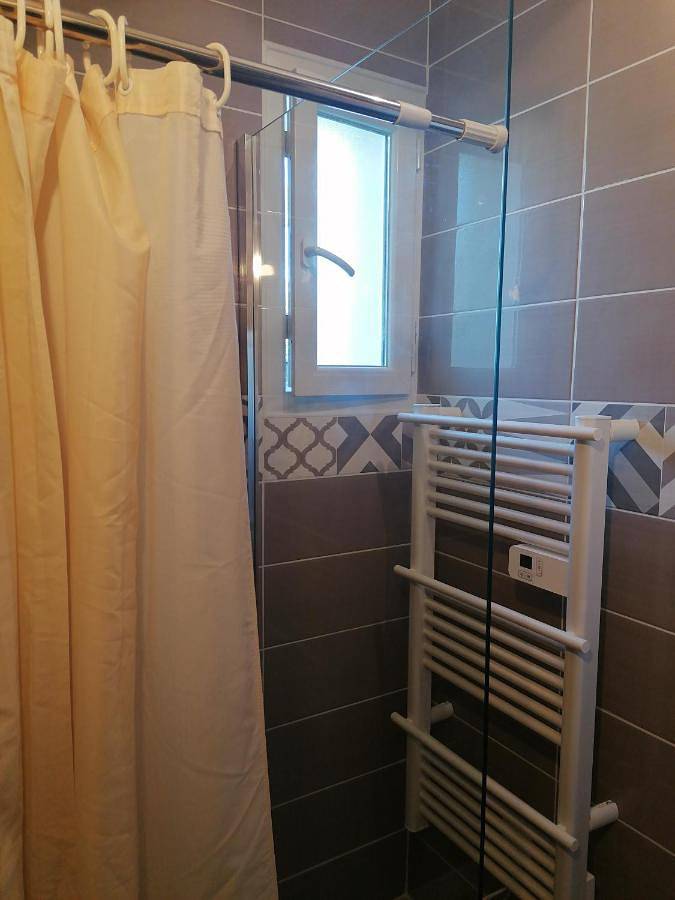 Appartement de vacances entier, Double Room with Private Bathroom in Quincy-Voisins, Seine-et-Marne