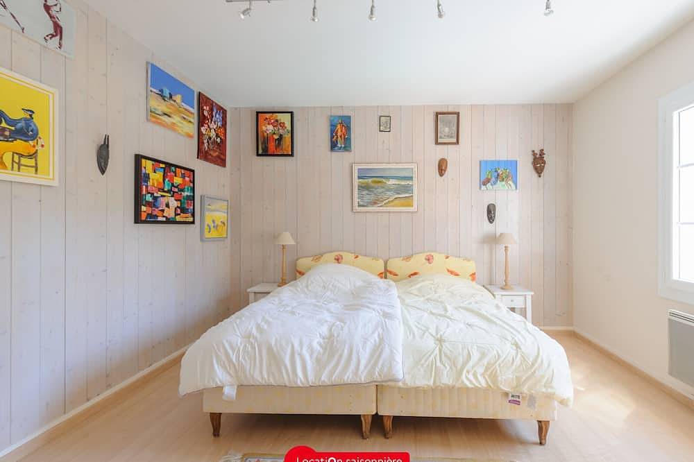 Large 5-Bedroom House with Pool in Lagord, Sleeps 10 in Lagord, La Rochelle region
