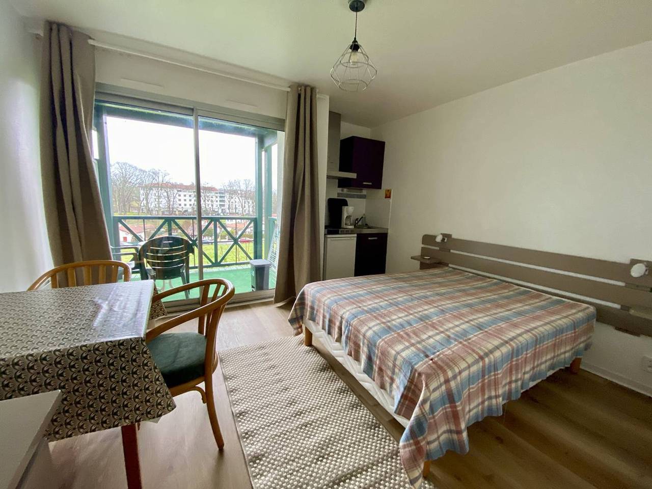 Entire studio, Cozy studio in Cambo, pets welcome, Wi-Fi, parking in Cambo-les-Bains, Bayonne region