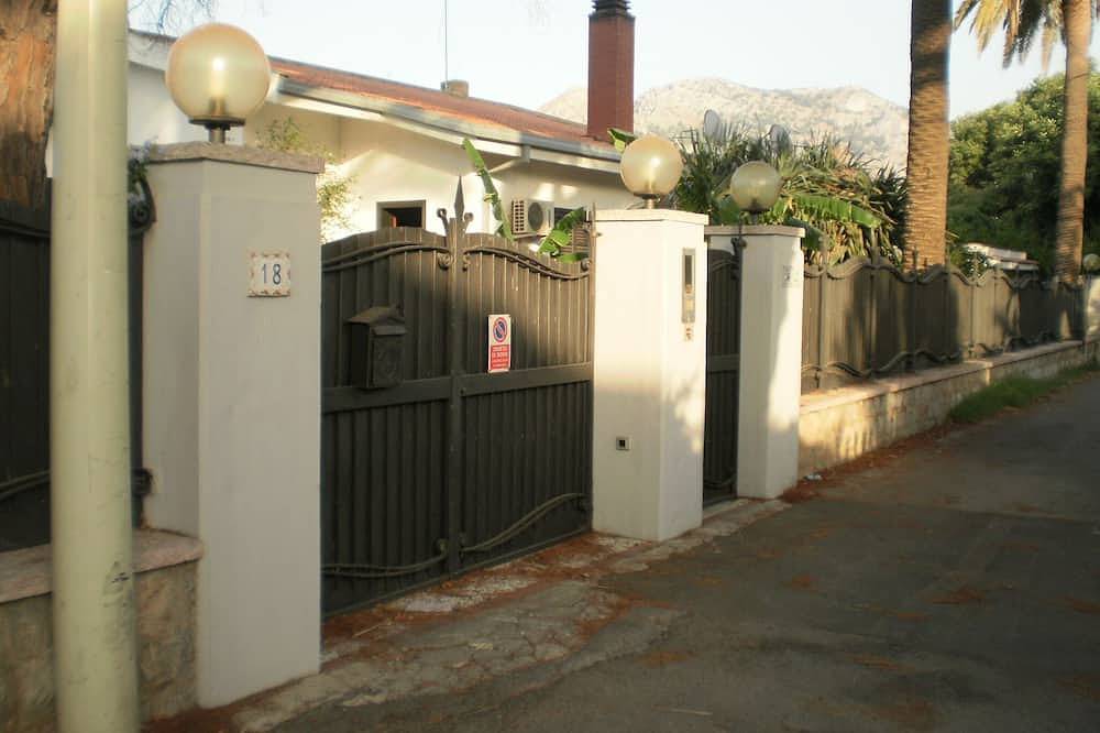 Apartamento en villa residencial de aprox. 250 piscinas privadas, uso exclusivo. in Palermo, Provincia de Palermo