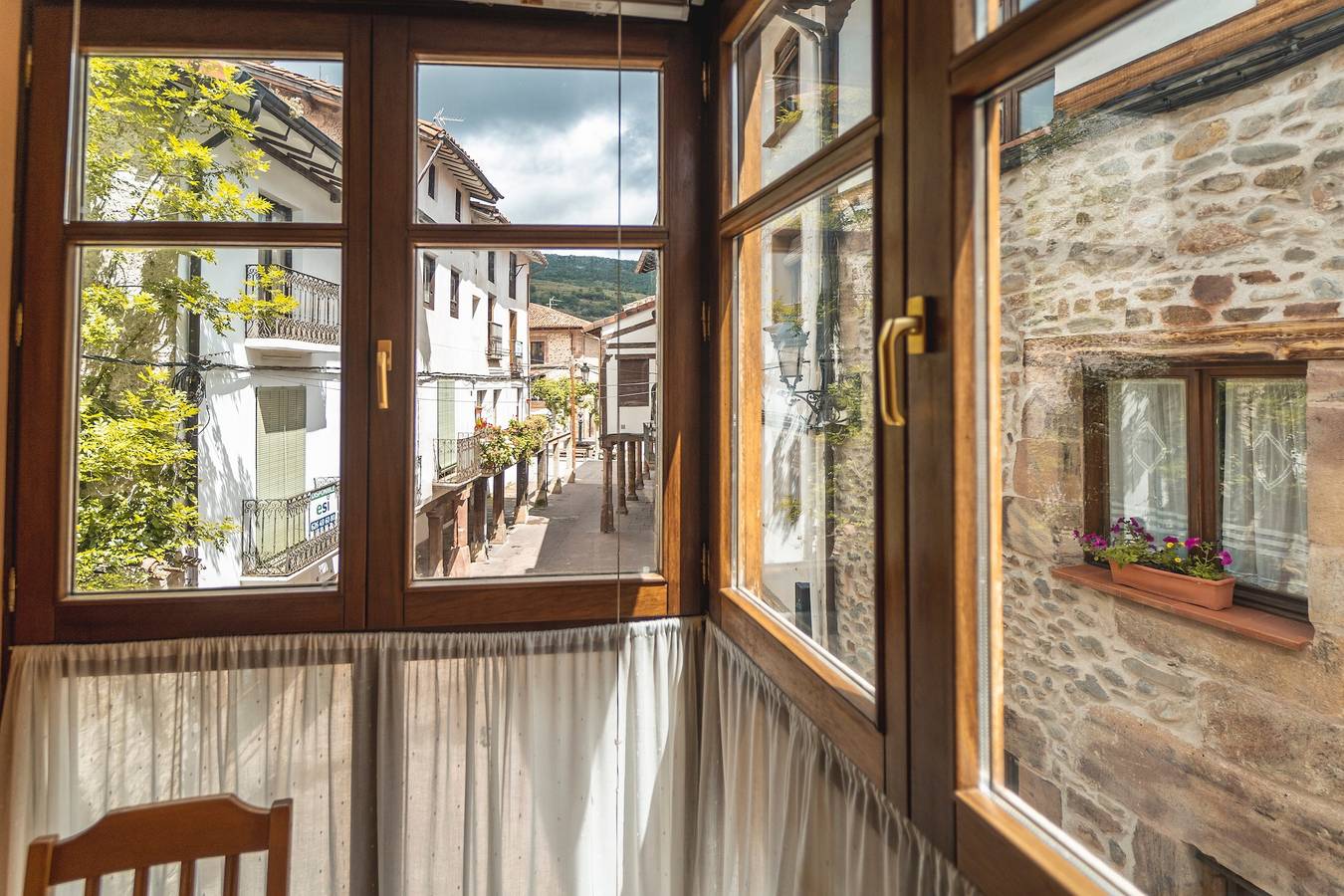 Apartamento entero, Apartamento 'Altuzarra' con vistas a la montaña, terraza privada y Wi-Fi in Ezcaray, Valdezcaray