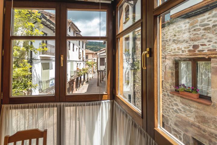 Ganze Wohnung, Ferienwohnung 'Altuzarra' mit Bergblick, privater Terrasse und Wlan in Ezcaray, Valdezcaray