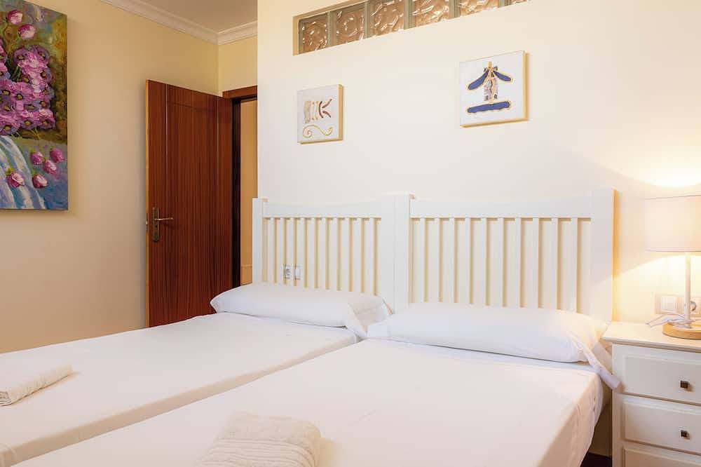 3 bedroom villa in quiet complex with swimming pools / private wifi / Uktv in Oasis Tamarindo, La Oliva