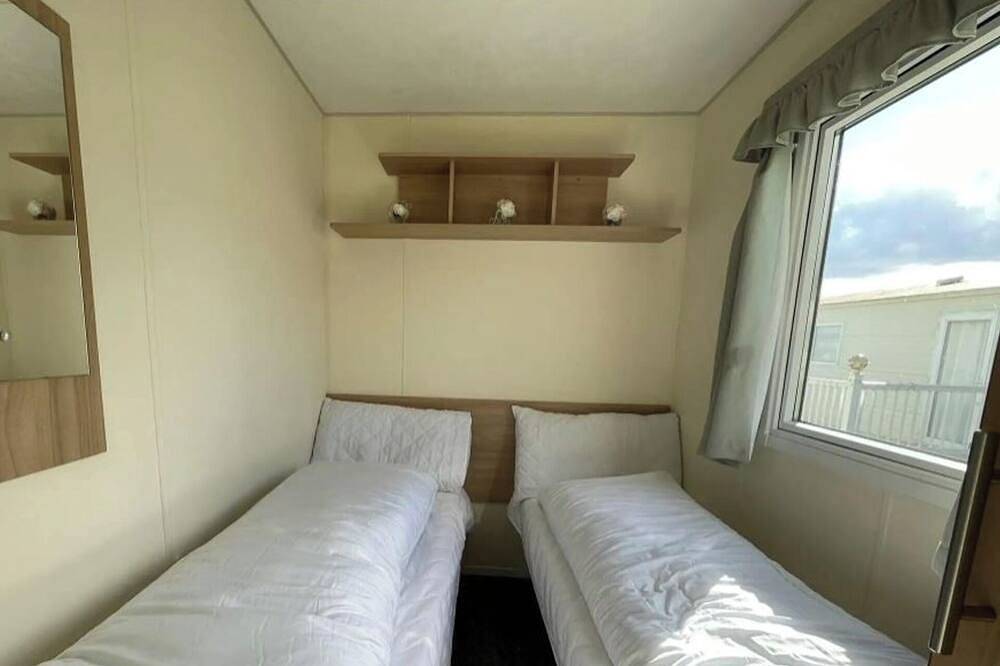 3 Bed Caravan Sleeps 8 - Parking, Bbq, Pool in Clacton-on-Sea, Essex