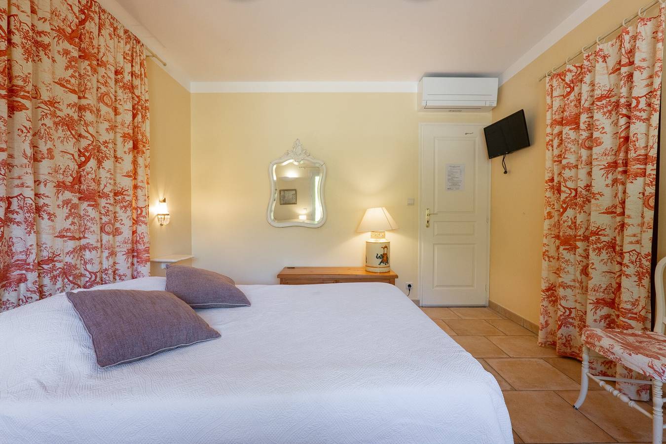 Chambre d’hôtes « Le Mas Du Loup - Chambre Italienne » avec vue sur la montagne, terrasse partagée et Wi-Fi in Moustiers-Sainte-Marie, Parc naturel régional du Verdon