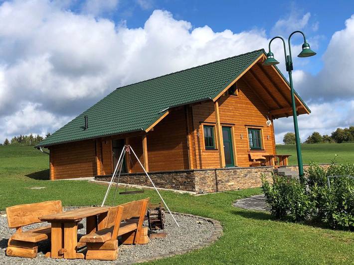 Chalet für 4 Personen, mit Whirlpool und Terrasse sowie Garten und Sauna
