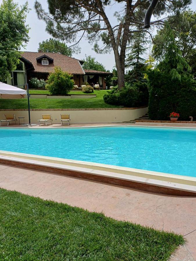 B&b per 2 persone, con Balcone e Giardino nonché Piscina e Panorama ad Asti (Comune)