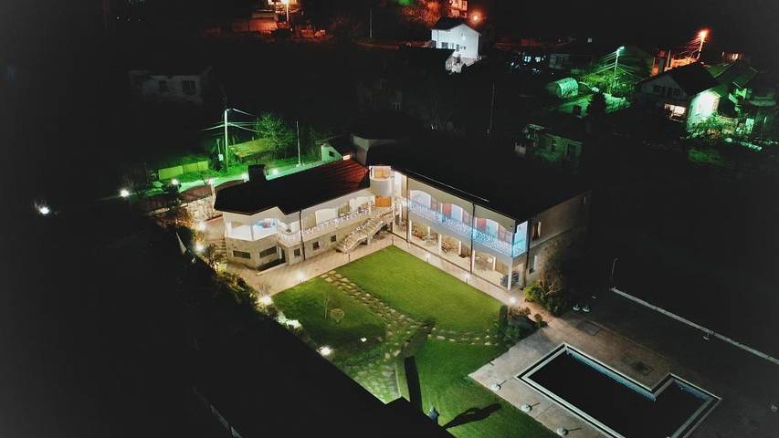 Ferienhaus für 14 Personen, mit Balkon und Terrasse sowie Garten und Pool