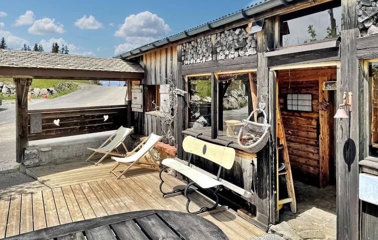 Bergblick Rückzug: Gemütliche 2BHK mit Parkplatz und Kamin in Mieussy, Region Bonneville