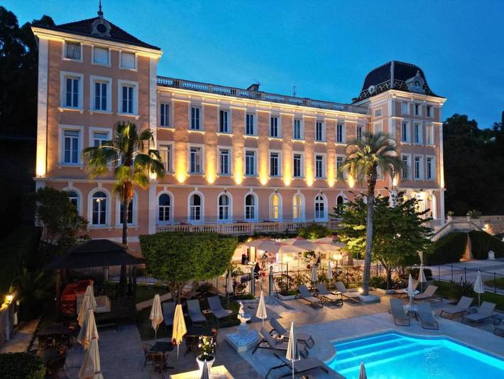 Hôtel pour 3 personnes, avec piscine ainsi que jardin et vue, animaux acceptés