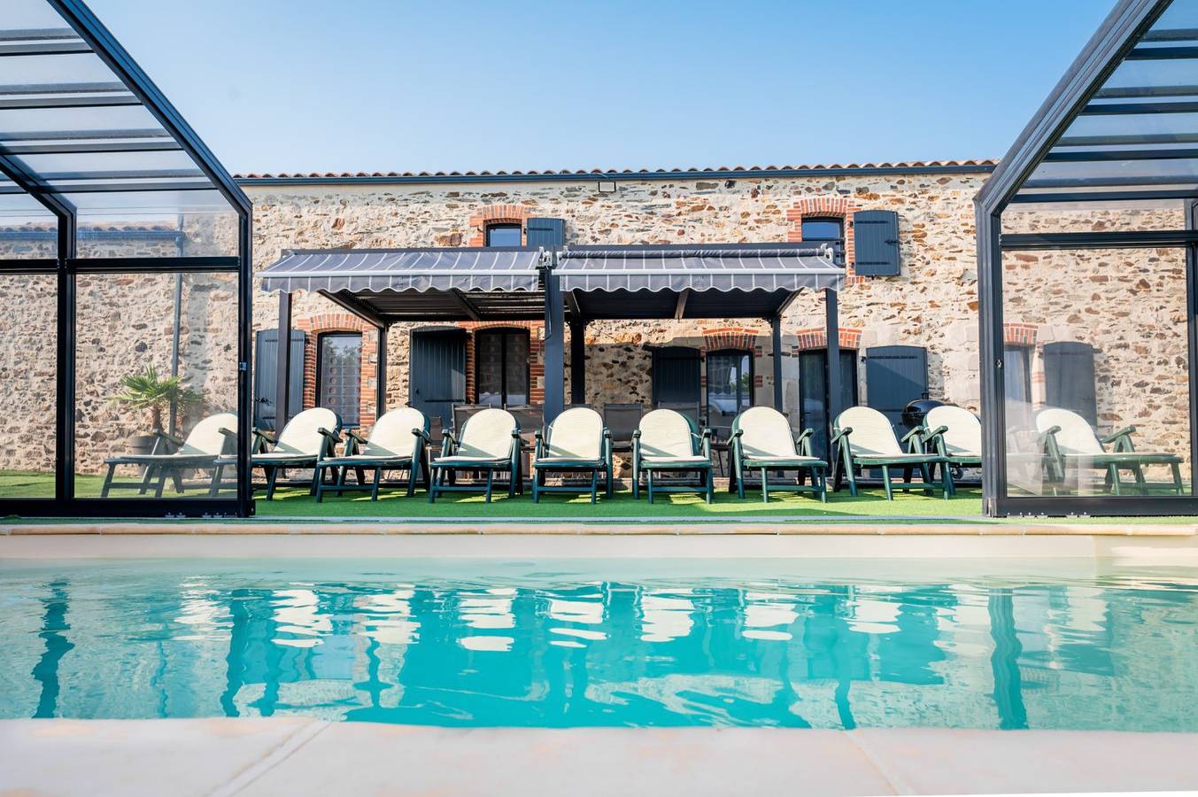Grand gîte, piscine couverte chauffée, spa in Saint-Denis-la-Chevasse, Vallée de la Loire