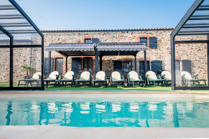Gîte pour 14 personnes, avec jacuzzi et jardin ainsi que terrasse et piscine - 1
