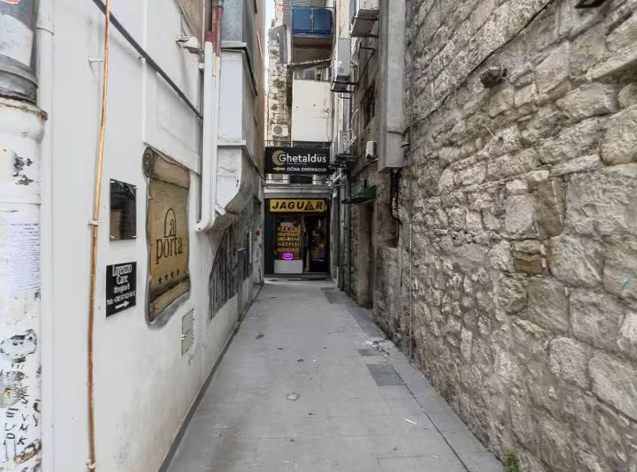 Silver Gate Rooms-Diocletian's Palace - Six-Bed Room 2 in Split, Split-Dalmatië